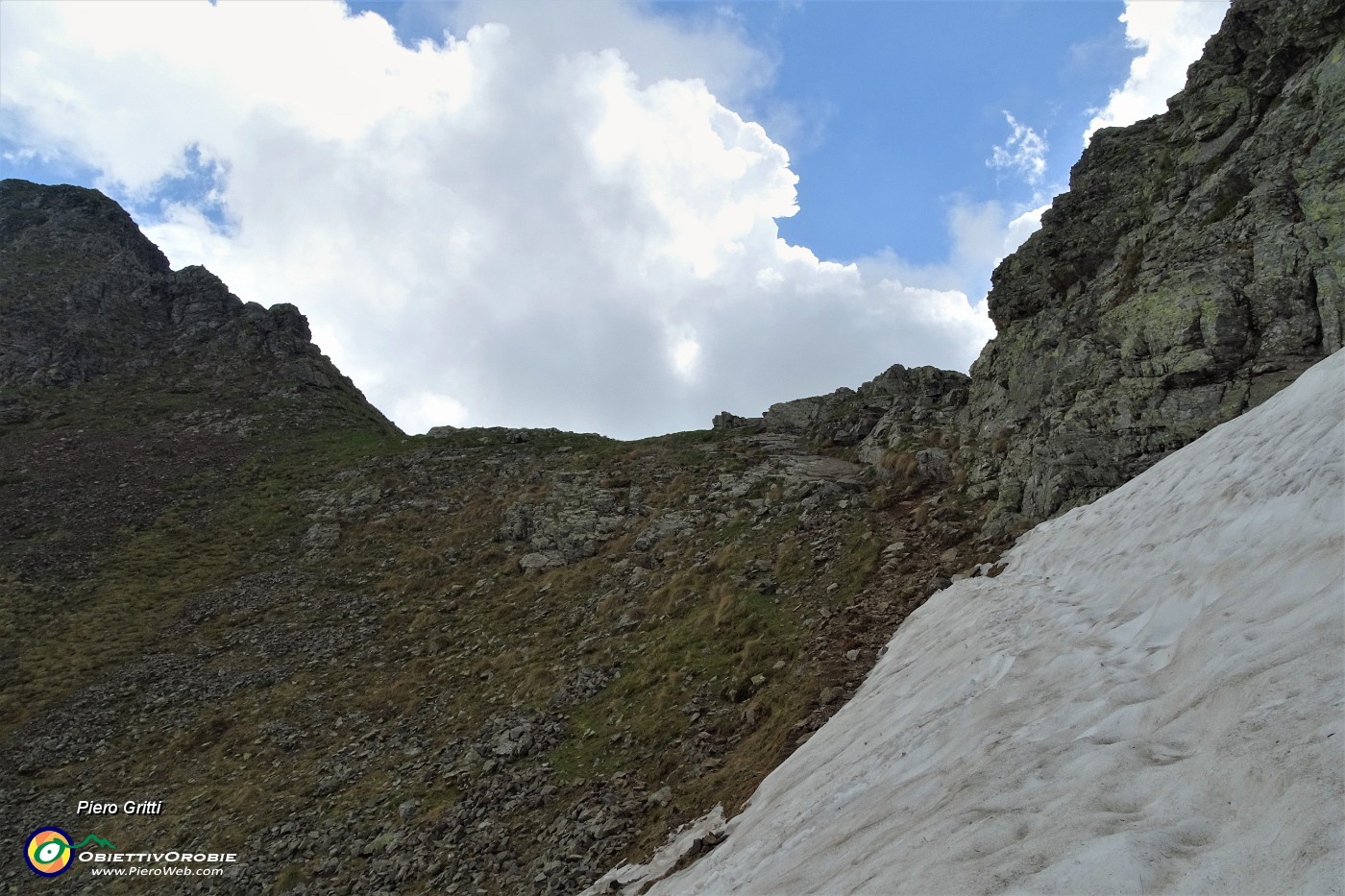 56 Sceso dal Ponteranica in traverso raggiungo la Bocchetta Triomen (2200 m ).JPG